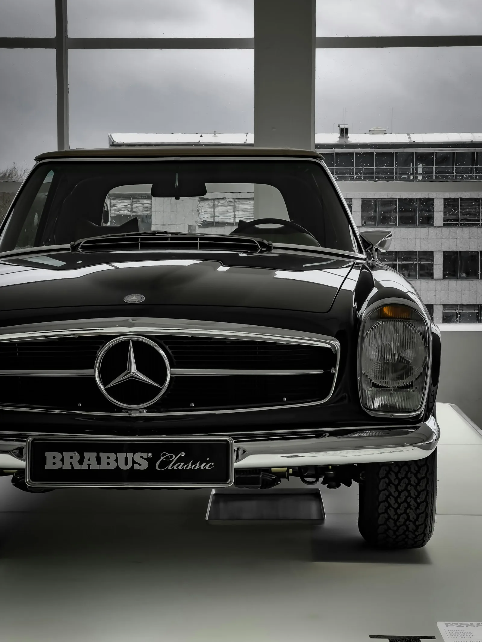 Classic Mercedes-Benz 280 SL Pagoda with its grille and chrome detailing